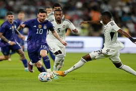 Messi ra sân