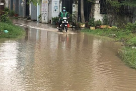 Dân khổ vì đường ngập, gây nguy hiểm