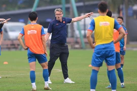 HLV Troussier đỡ lo phân thân khi Panda Cup bị hủy