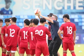HLV Troussier giải bài toán nhân sự đội tuyển