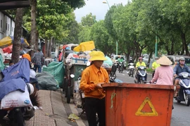 Khu phố có được tự ý quy định giờ đổ rác?