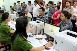 TP.HCM: Người dân bỏ việc đi đổi lại CMND 12 số