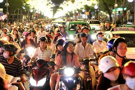 Clip dòng người Sài Gòn nườm nượp xuống phố đón Noel