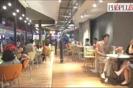 Người dân thích thú với không gian về đêm của đường sách