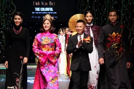 640 triệu đồng mua hai chiếc áo dài của NTK Đinh Văn Thơ