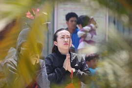 Ngắm những bóng hồng đội nắng lên chùa cúng rằm tháng Giêng
