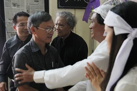 Dòng người già, trẻ lặng lẽ viếng GS Lý Chánh Trung