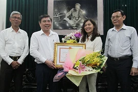 UBND TP khen thưởng nóng phóng viên đưa tin vụ quán cà phê Xin Chào
