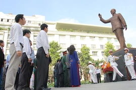 Lãnh đạo TP.HCM dâng hương, dâng hoa mừng sinh nhật Bác