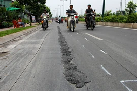 Đại lộ đẹp nhất TP.HCM xuất hiện nhiều vết nứt lạ
