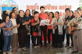 Hàng trăm người về thắp hương trong ngày giỗ đầu Giáo sư Khê