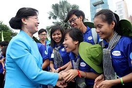 Bà Nguyễn Thị Quyết Tâm động viên chiến sĩ Mùa hè xanh 2016