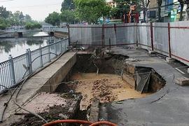 Cận cảnh “hố tử thần” có thể nuốt trọn xe buýt trên đường Trường Sa