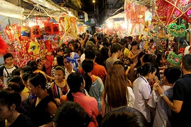 Biển người nhích từng chút khi chơi Trung thu sớm ở phố lồng đèn