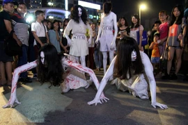 Hóa thành xác sống trẩy hội Halloween trên phố đi bộ