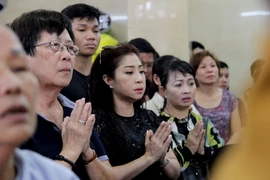 Nghệ sĩ nghẹn ngào đến viếng 'sầu nữ' Út Bạch Lan