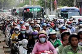 Xe cộ xếp hàng dài đường Điện Biên Phủ giờ tan tầm