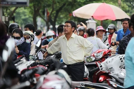 Muôn kiểu lo lắng của phụ huynh bên ngoài phòng thi