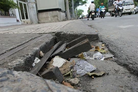 Muôn kiểu 'bức tử' hố ga thoát nước