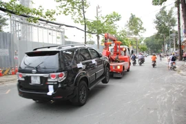 Ông Đoàn Ngọc Hải lại cho cẩu hàng chục xe về trụ sở