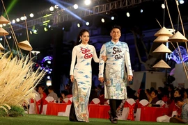 Áo dài 'Cô Bông Sài Gòn' đổ bộ sàn diễn phố Nguyễn Huệ