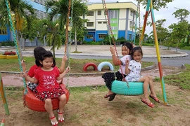 Cận cảnh sân chơi từ rác tái chế cho trẻ em ngoại thành