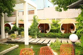 Ngồi trong ống cống uống cà phê ở Sài Gòn