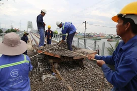 Tất bật thi công cầu sắt Bình Lợi mới trước ngày thông xe 