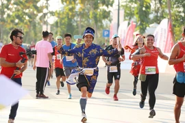Hàng ngàn người chạy marathon dưới cái lạnh của Sài Gòn