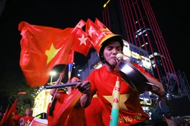CĐV TP.HCM mang xoong chảo xuống phố cổ vũ thầy trò ông Park