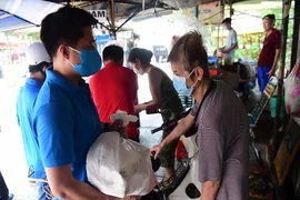 5.000 phần quà đến tay người khó khăn trong mùa dịch COVID-19