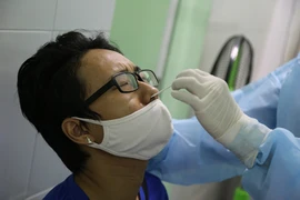 Xem quy trình xét nghiệm COVID-19 cho người về từ Đà Nẵng