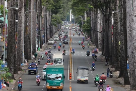 Đường phố TP.HCM đông đúc khi hàng ngàn shipper hoạt động trở lại