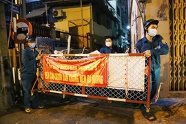 TP.HCM: Chủ tịch phường xắn tay áo đi tháo dỡ rào chắn cho dân giữa đêm