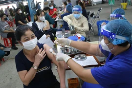 Chùm ảnh: Ngày đầu tiêm mũi nhắc lại vaccine phòng COVID-19 ở TP.HCM
