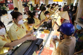 Chùm ảnh: Người dân TP.HCM đổ xô đi mua vàng ngày vía Thần Tài