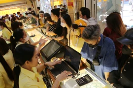 Người dân TP.HCM đổ xô mua vàng trước ngày vía Thần Tài