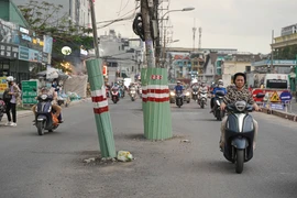 Lái xe luồn lách qua 'ma trận' chướng ngại vật giữa đường ở TP.HCM