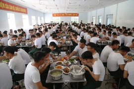 Bữa ăn của hơn 1.000 chiến sĩ Quân đoàn 34 tham gia luyện tập diễu binh 