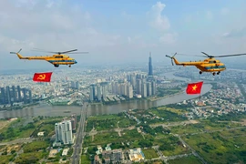 Nhiều trực thăng kéo cờ trên bầu trời TP.HCM chuẩn bị cho lễ 30-4 