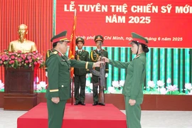 Trang trọng lễ tuyên thệ dưới Quân kỳ của 138 nữ chiến sĩ mới ở TP.HCM