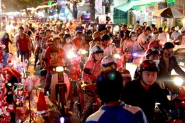 Đông nghẹt người xuống phố chơi Noel sớm
