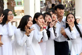 Ngắm nữ sinh duyên dáng trong lễ vinh danh thầy cô