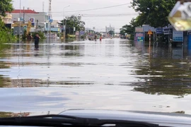 Lâm Đồng: Quốc lộ 1A ngập sâu, giao thông ách tắc