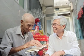 Phó Chủ tịch UBND TP.HCM Võ Văn Hoan đến thăm, chúc Tết, tặng quà các cá nhân, gia đình tiêu biểu