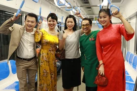 NSƯT Thành Lộc, Trịnh Kim Chi cùng đông đảo nghệ sĩ ngắm nhìn TP.HCM từ tuyến Metro số 1