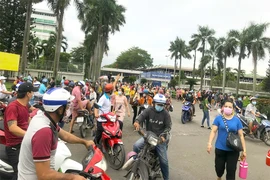 Giờ tan tầm của công nhân tại Công ty PouYuen (quận Bình Tân, TP.HCM). Ảnh: VÕ THƠ