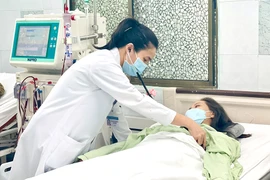 BS Vũ Thị Minh Hoa đang khám cho một bệnh nhân trẻ chạy thận định kỳ tại BV Nguyễn Tri Phương. Ảnh: THẢO PHƯƠNG