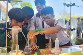 Học sinh lớp 9 tham quan, tìm hiểu tại Trường THPT Võ Trường Toản (quận 12) trước khi đặt nguyện vọng vào lớp 10. Ảnh: NGUYỄN QUYÊN