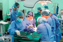 Các y, bác sĩ đang thực hiện một ca ghép tạng tại BV Nhi đồng 2, TP.HCM. Ảnh: BVCC
